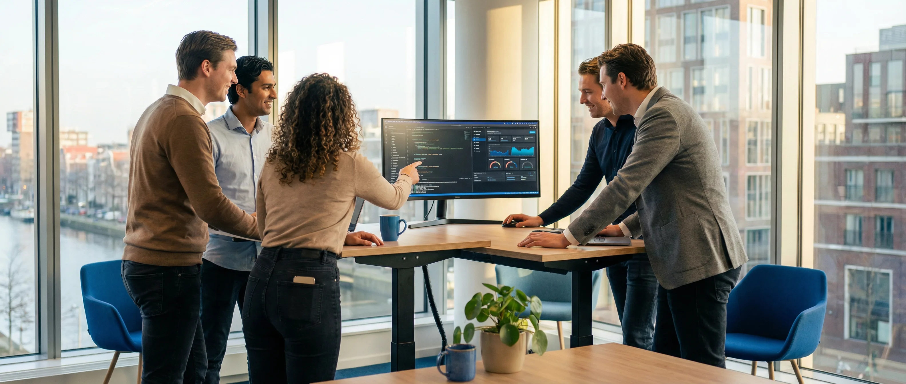 AI en IT professionals samenwerken bij standing desk in modern Rotterdam kantoor